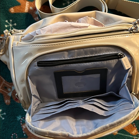 Stylish Cream Crossbody Bag - Picture 3 of 4